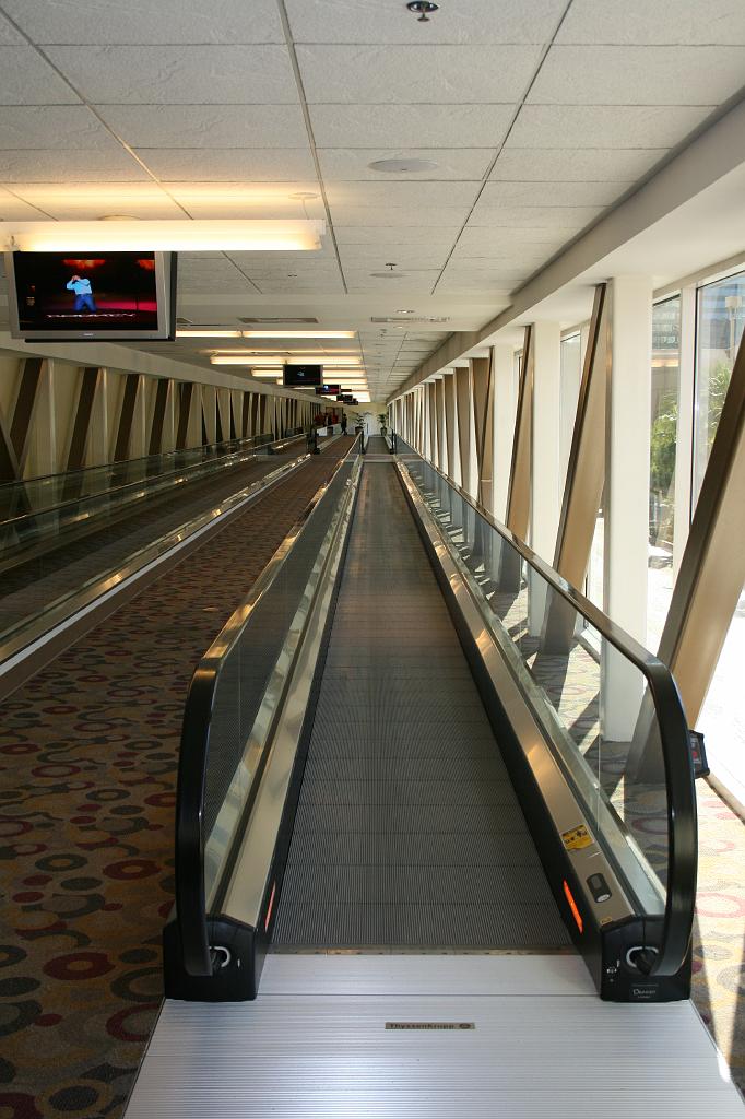 20081023 las vegas 022.jpg - Las Vegas - The moving walkways from our hotel to the MGM.